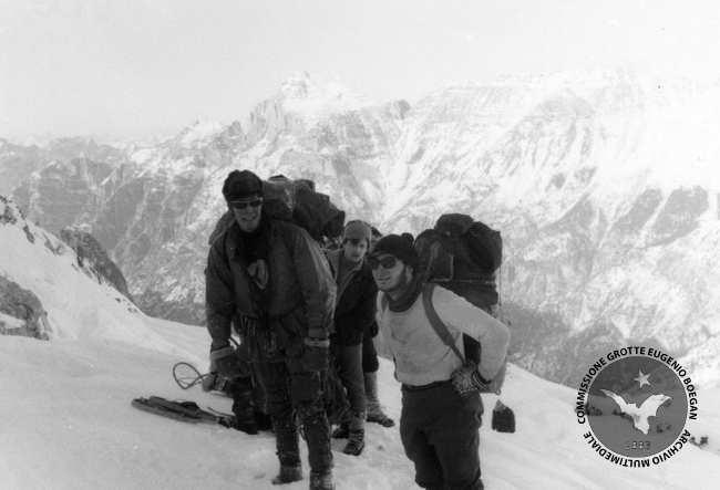 6 gennaio 1969. Adelchi Casale e Mauro Godina all’uscita dal Gortani, alle spalle Mariano Marzari della squadra di appoggio. (foto Arch. CGEB)