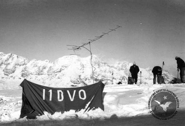 La tendina predisposta per il collegamento radio ed Enrico Davanzo sul Col delle Erbe. (foto Arch. CGEB)