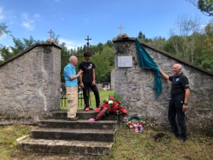 Aron, Pino e Paolo scoprono la targa